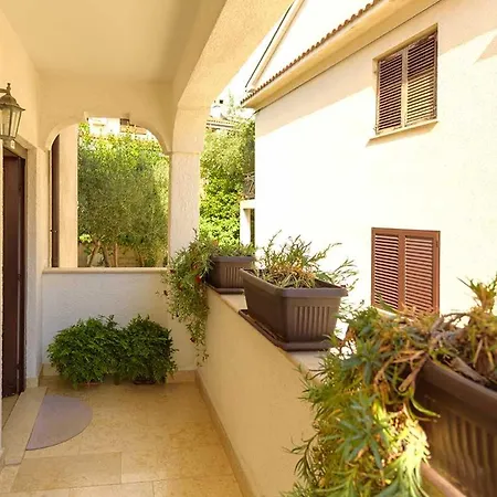 Lovely Tina With Balcony Apartman